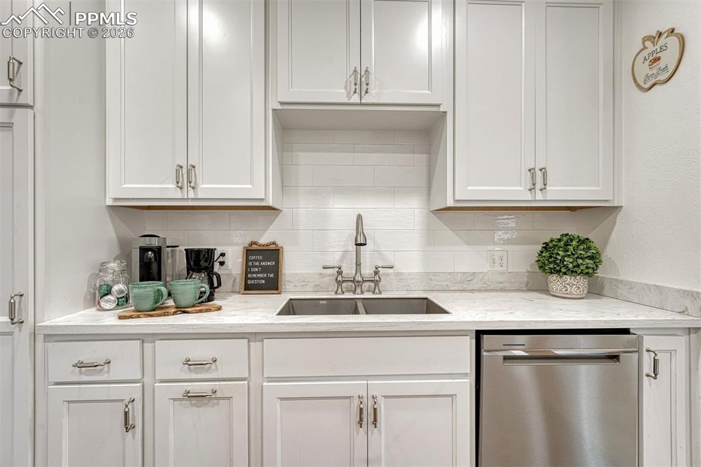 Image 7 of 41: Kitchen