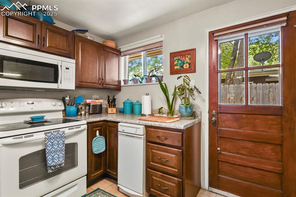 Image 14 of 47: Kitchen