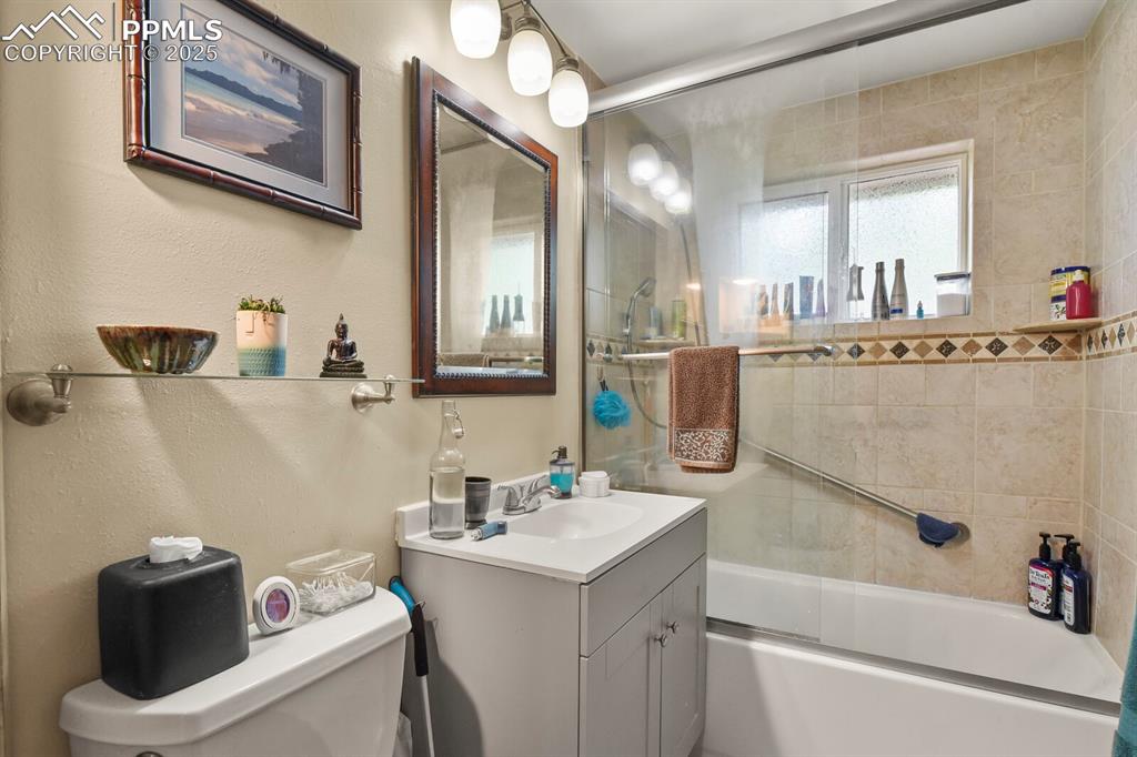 Image 18 of 47: Bathroom