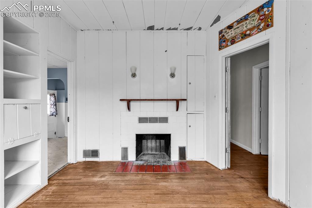 Image 10 of 30: Living Room