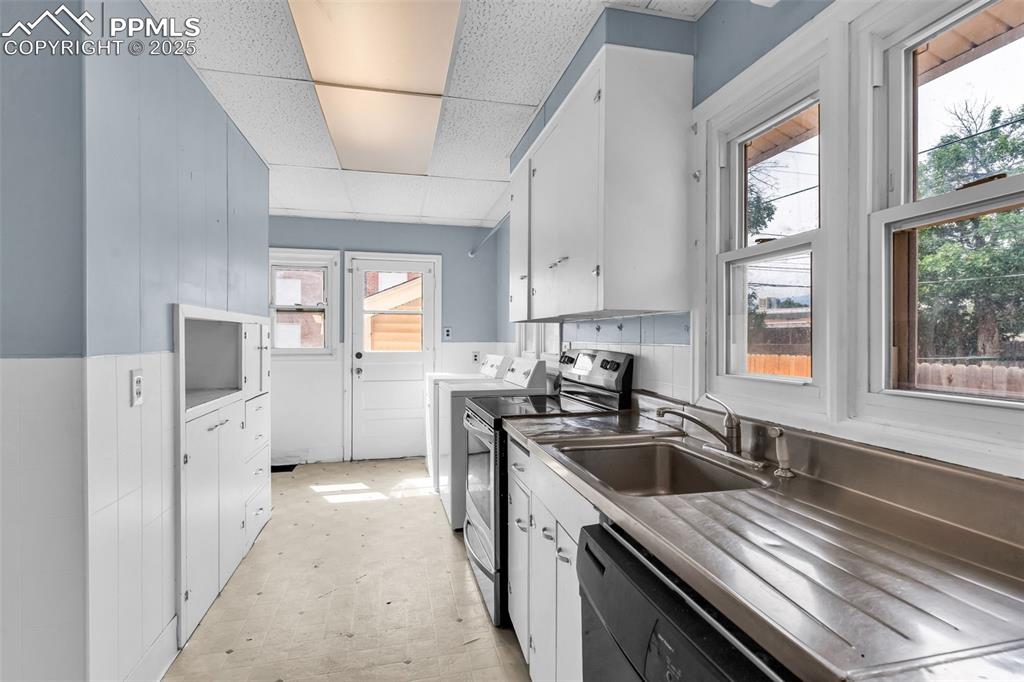 Image 11 of 30: Kitchen