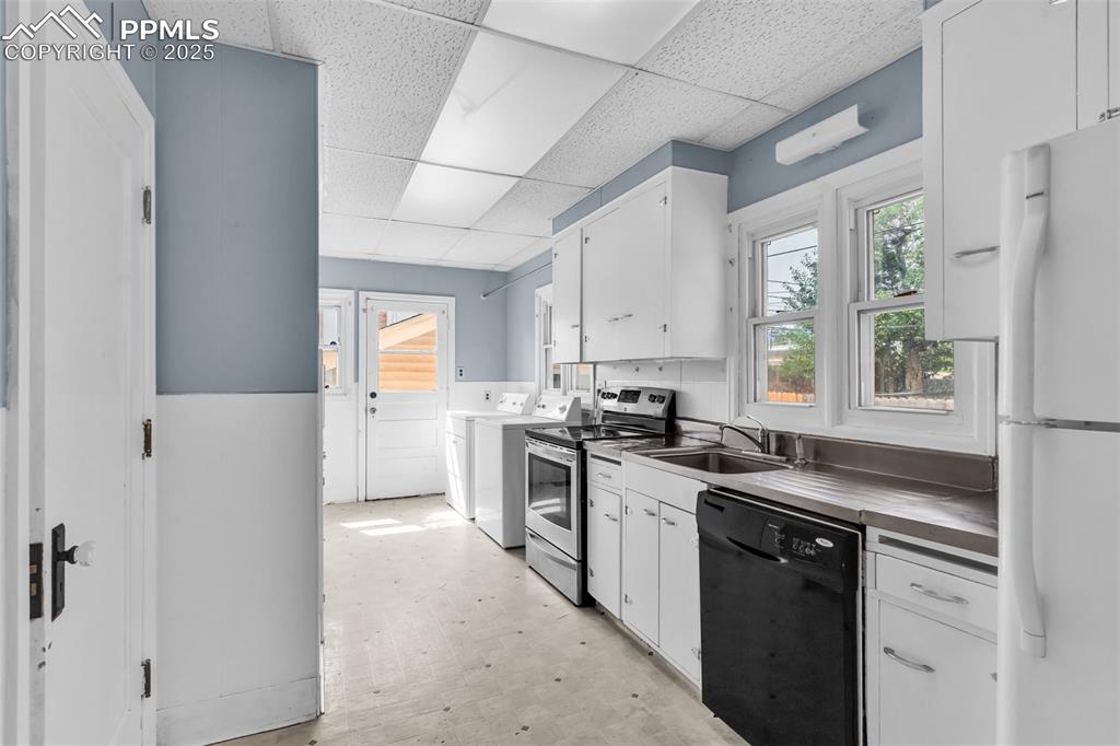 Image 12 of 30: Kitchen