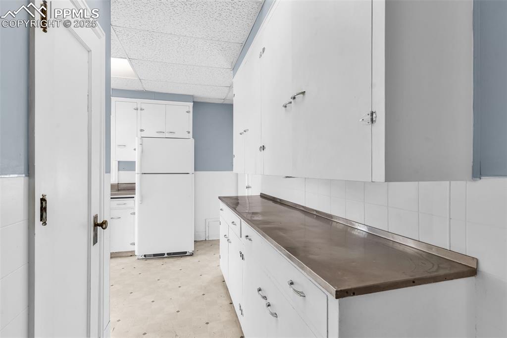 Image 13 of 30: Kitchen