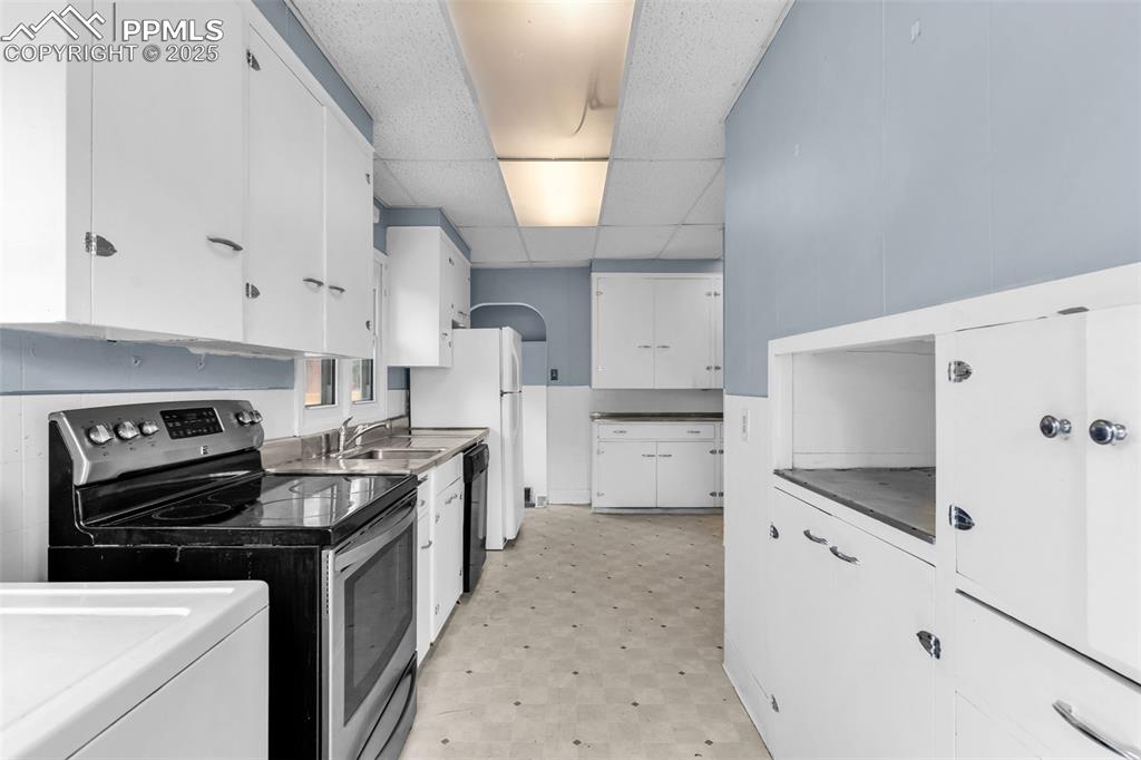 Image 16 of 30: Kitchen