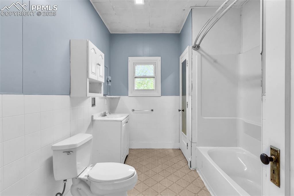 Image 17 of 30: Bathroom