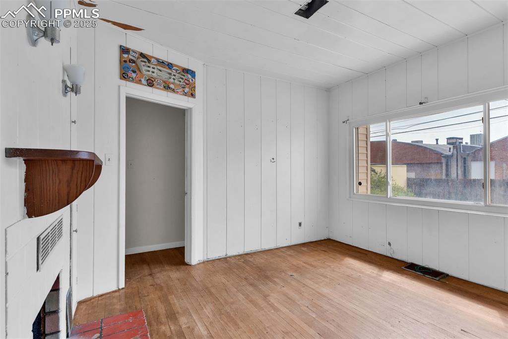 Image 18 of 30: Bedroom