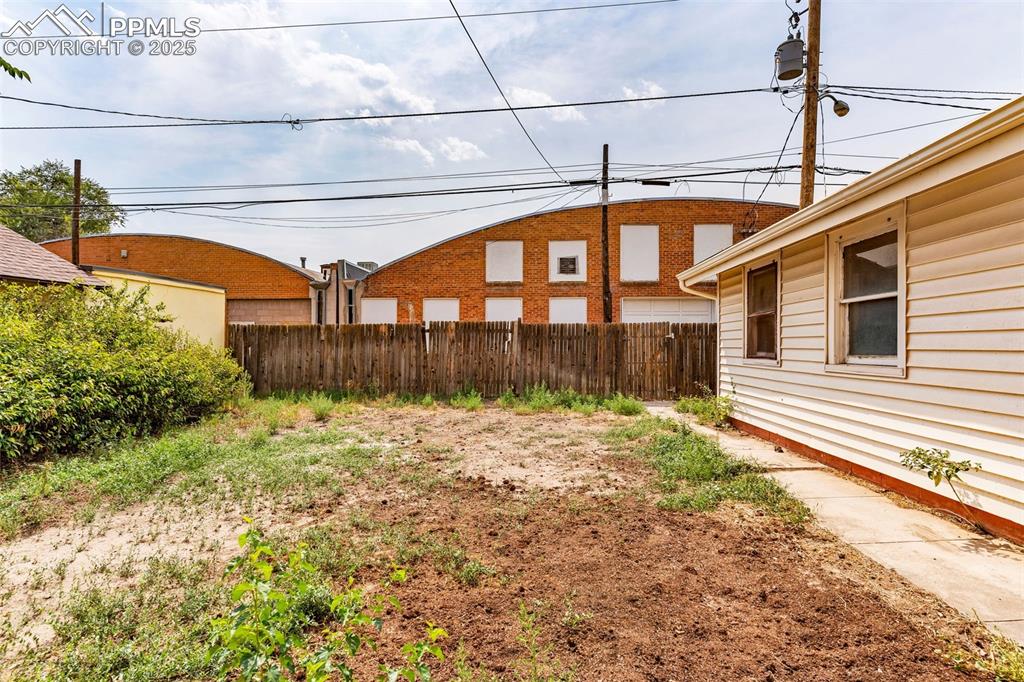 Image 25 of 30: Yard