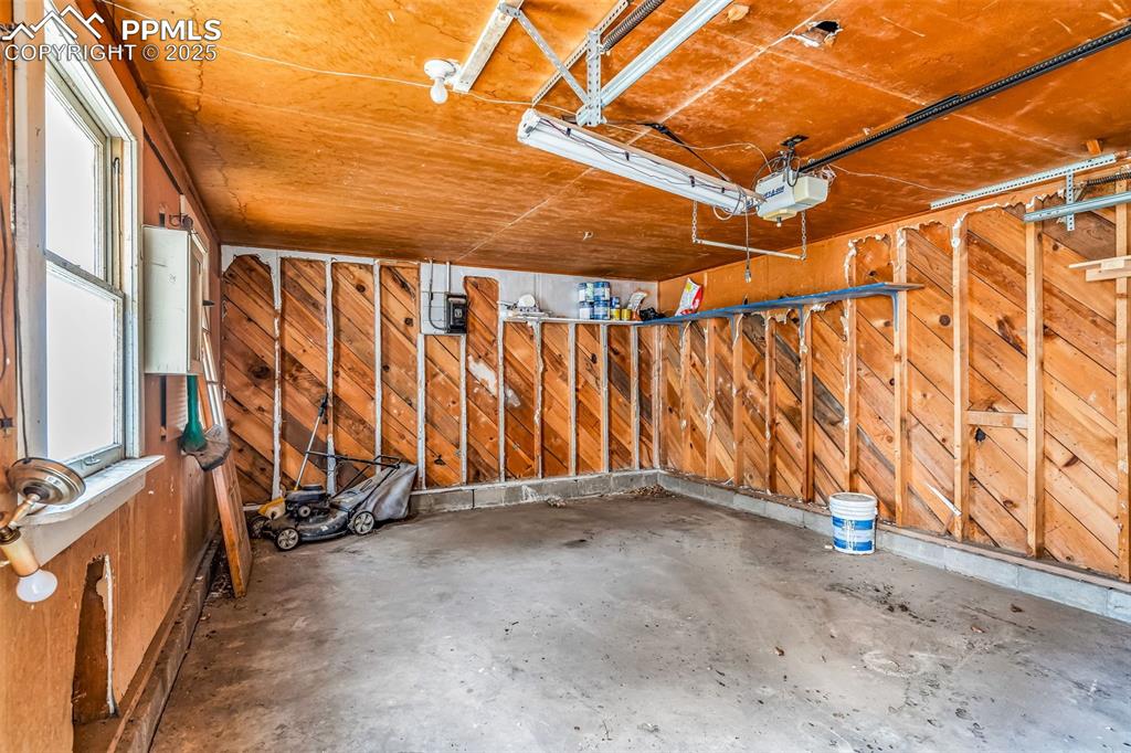 Image 28 of 30: Garage