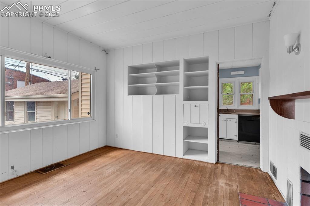 Image 9 of 30: Closet