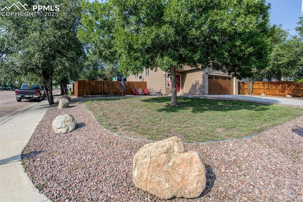 Image 21 of 27: Wonderful corner lot!!!!