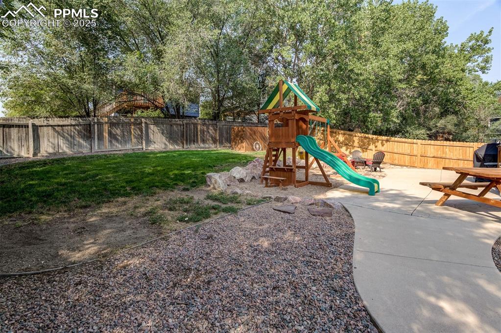 Image 22 of 27: Fully fenced back yard and play area stays!!!!