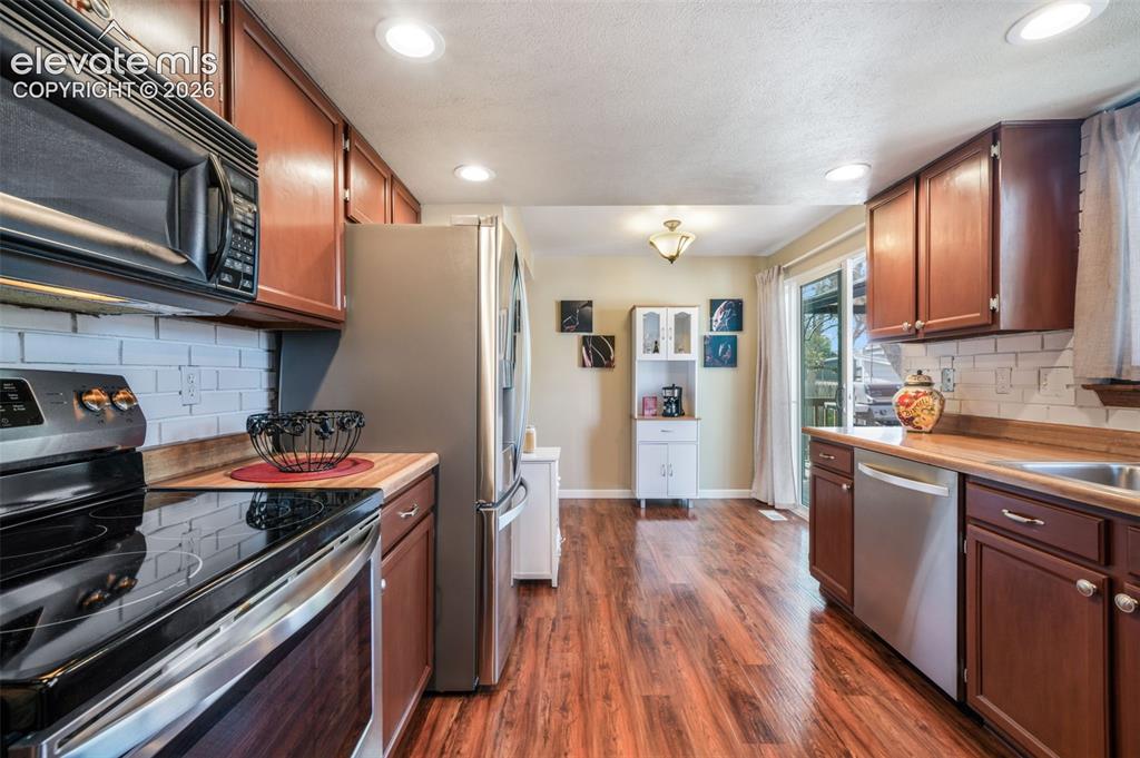 Image 11 of 50: Dining Area