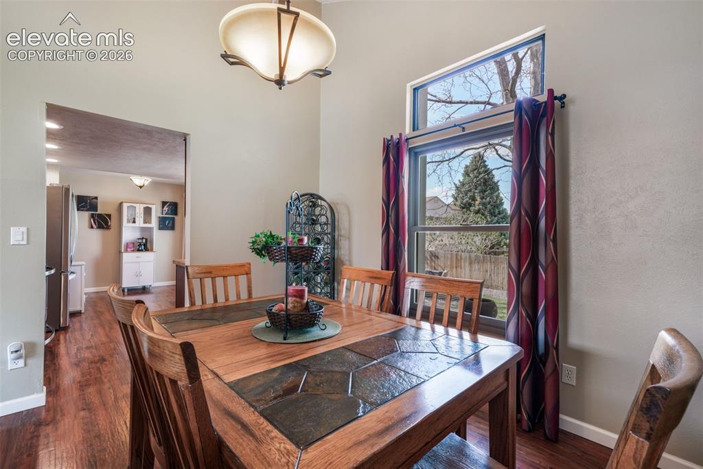 Image 8 of 50: Living Room