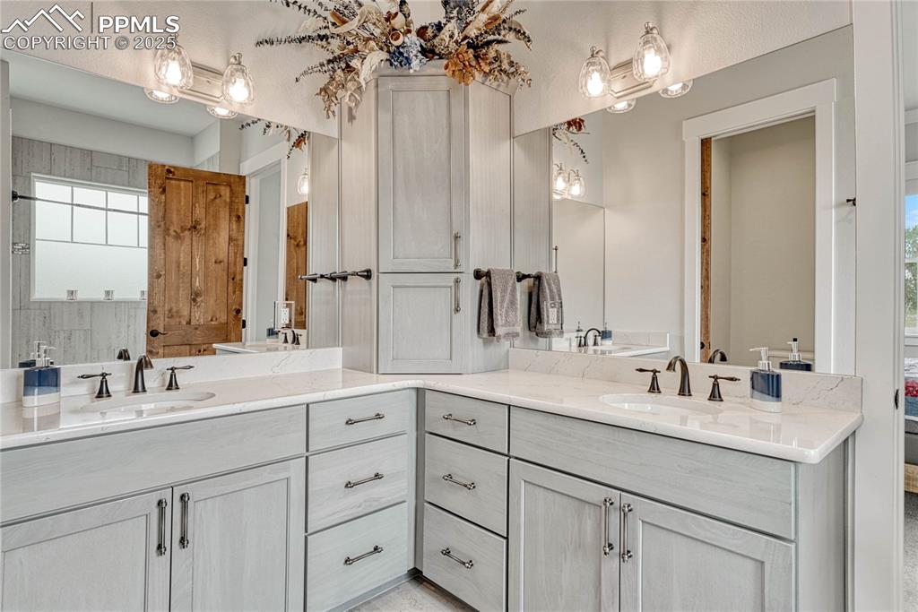 Image 23 of 50:  Double Vanity