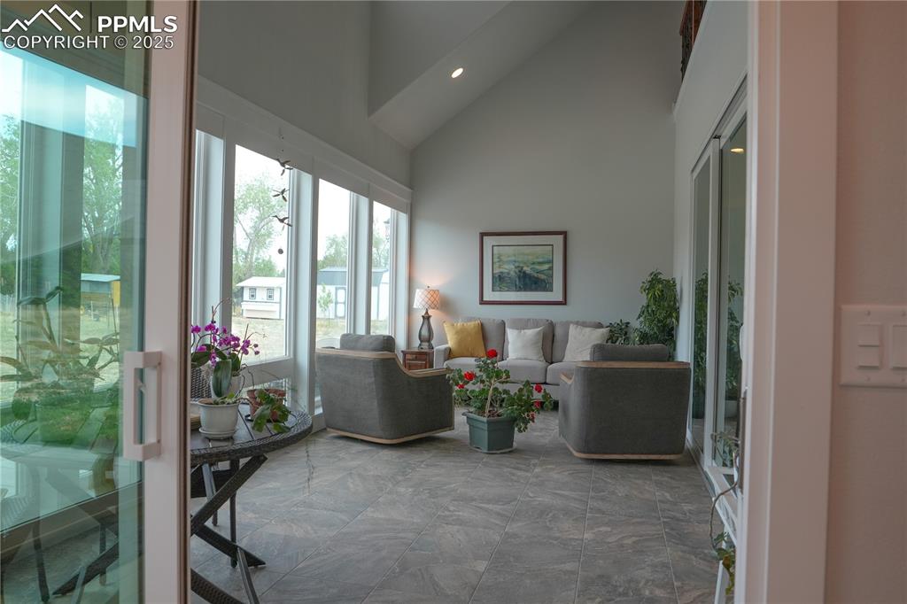 Image 30 of 50: Scenic, Living Room