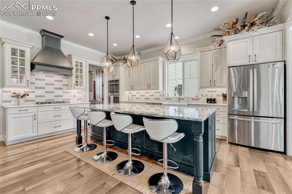 Image 39 of 50: Kitchen, Bar Stool