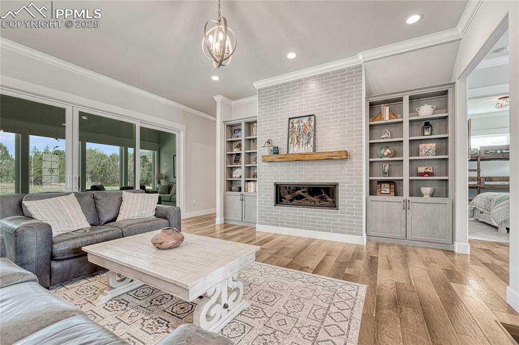 Image 4 of 50: Living Room, Modern,