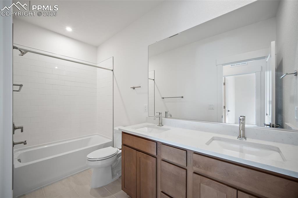 Image 15 of 39: Bathroom