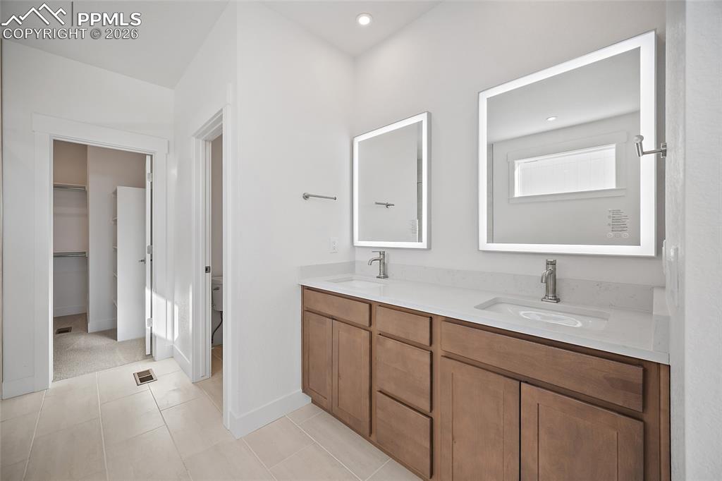 Image 23 of 39: Bathroom