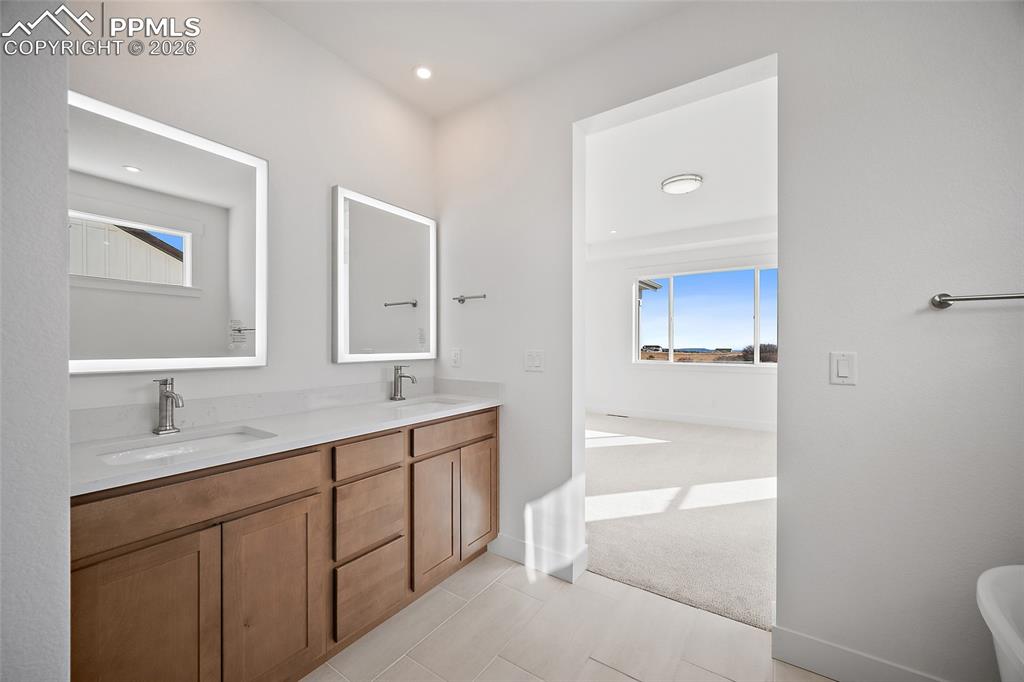 Image 25 of 39: Bathroom