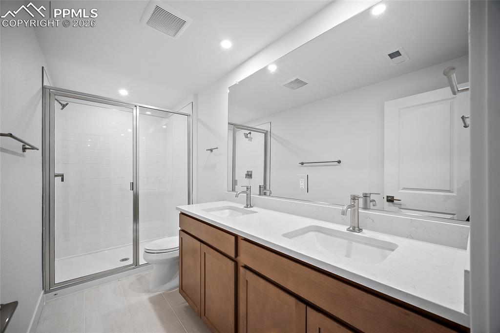 Image 33 of 39: Bathroom