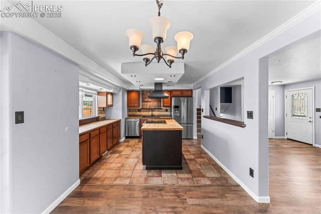 Image 10 of 40: Kitchen