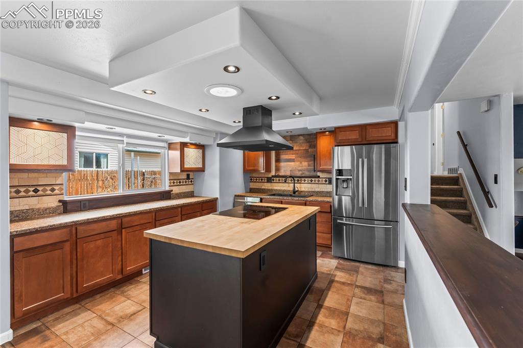 Image 12 of 40: Kitchen