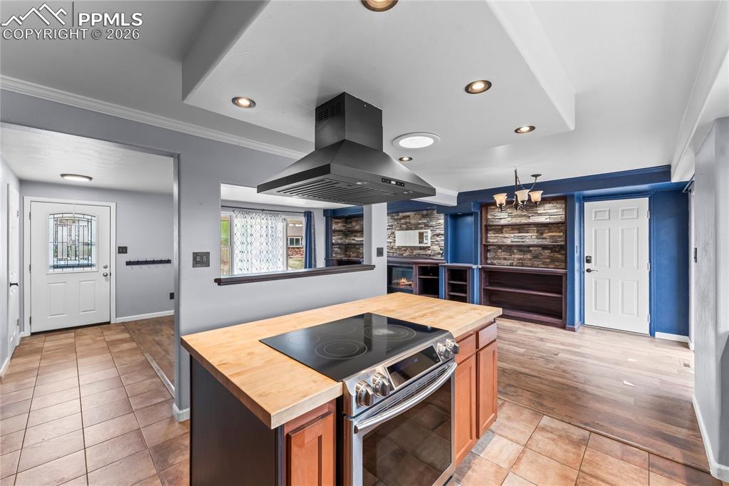 Image 13 of 40: Kitchen