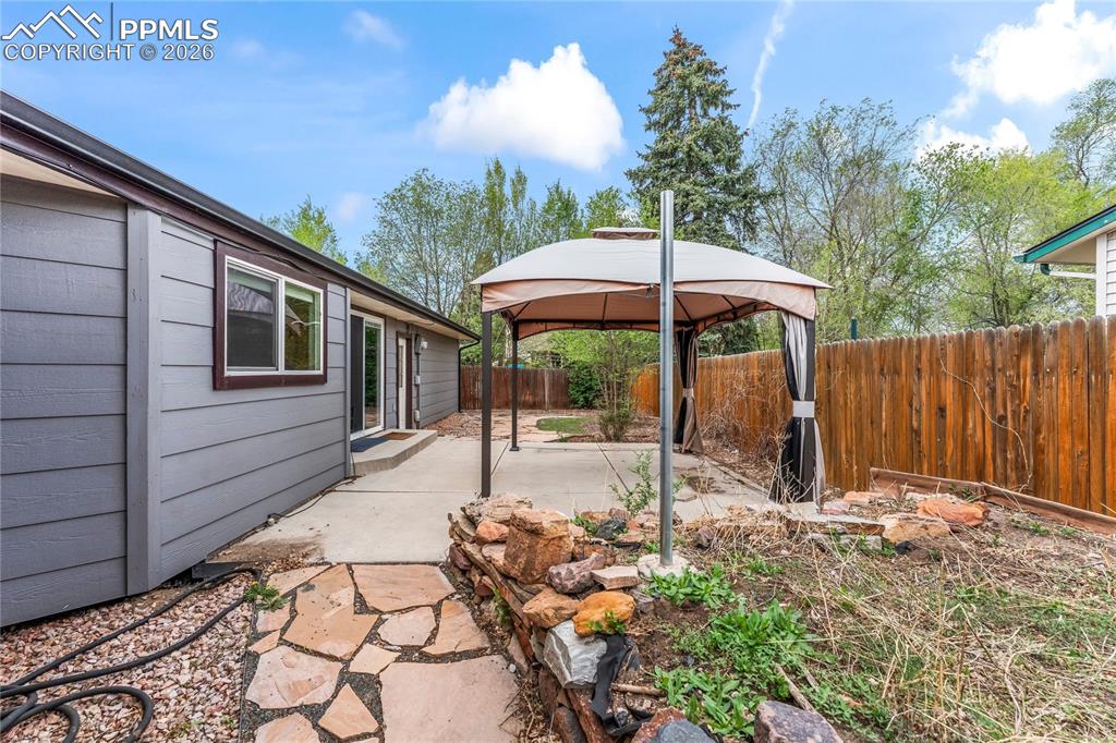 Image 33 of 40: Patio