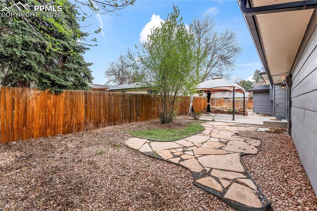 Image 34 of 40: Yard