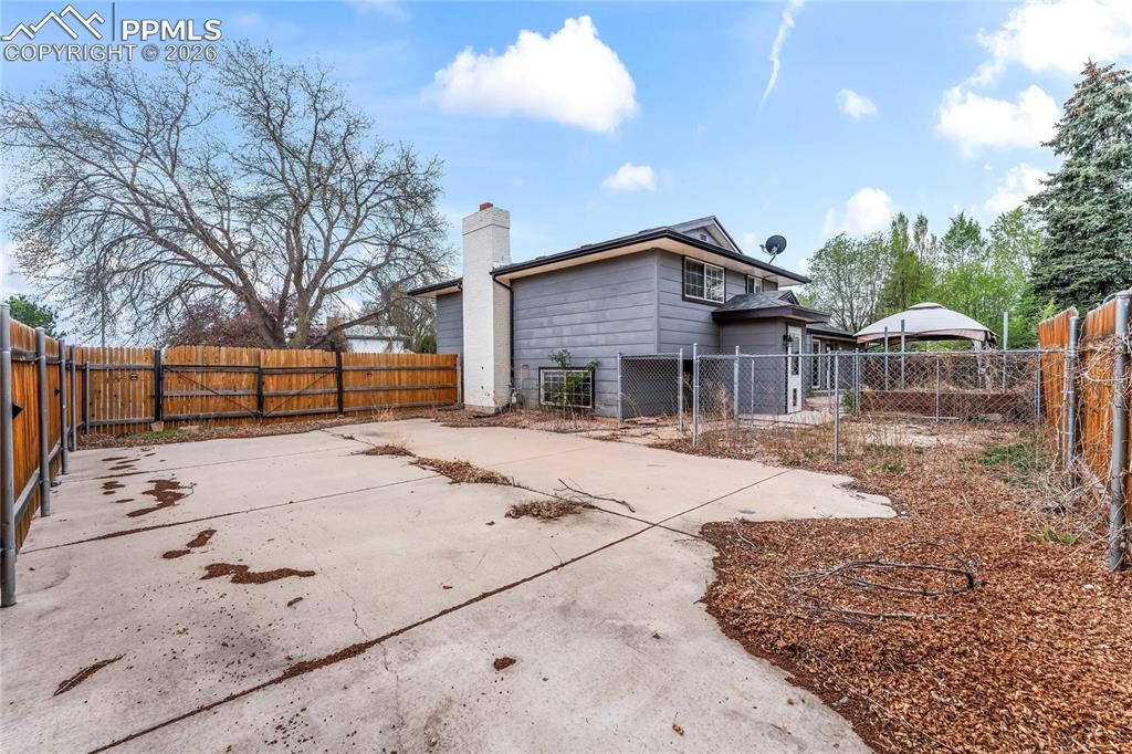 Image 35 of 40: RV/Trailer parking