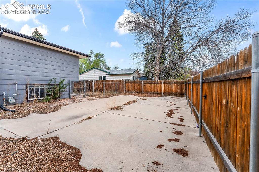 Image 36 of 40: RV/Trailer parking