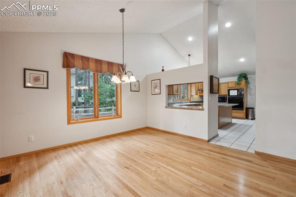 Image 14 of 49: Dining Area