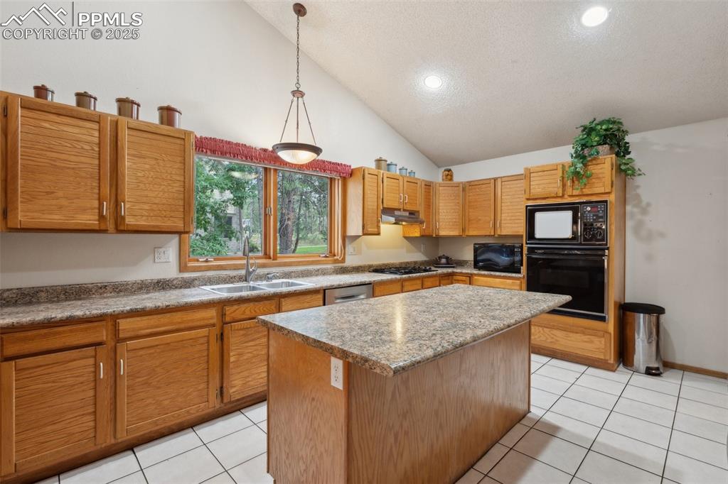 Image 15 of 49: Kitchen