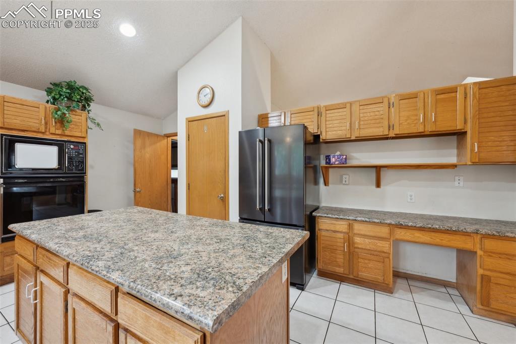 Image 16 of 49: Kitchen