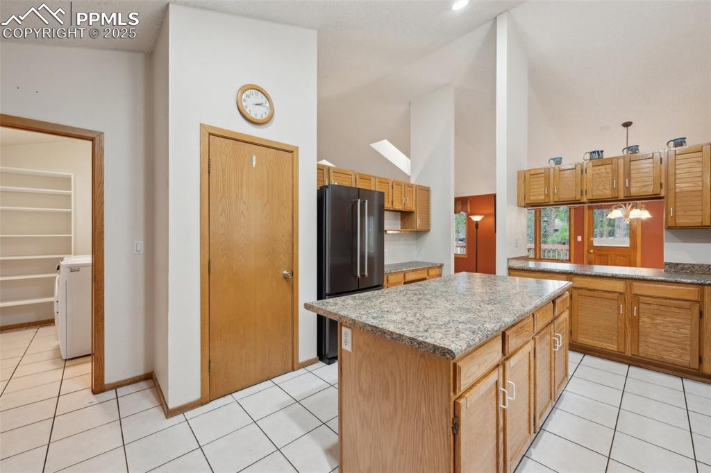 Image 17 of 49: Kitchen