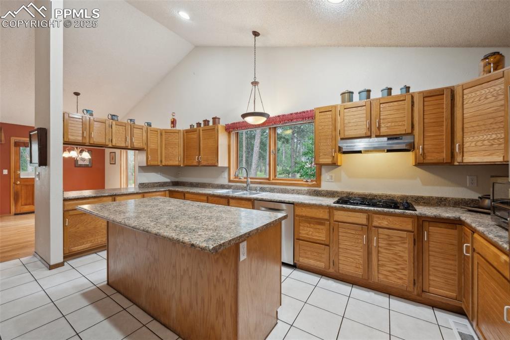 Image 18 of 49: Kitchen