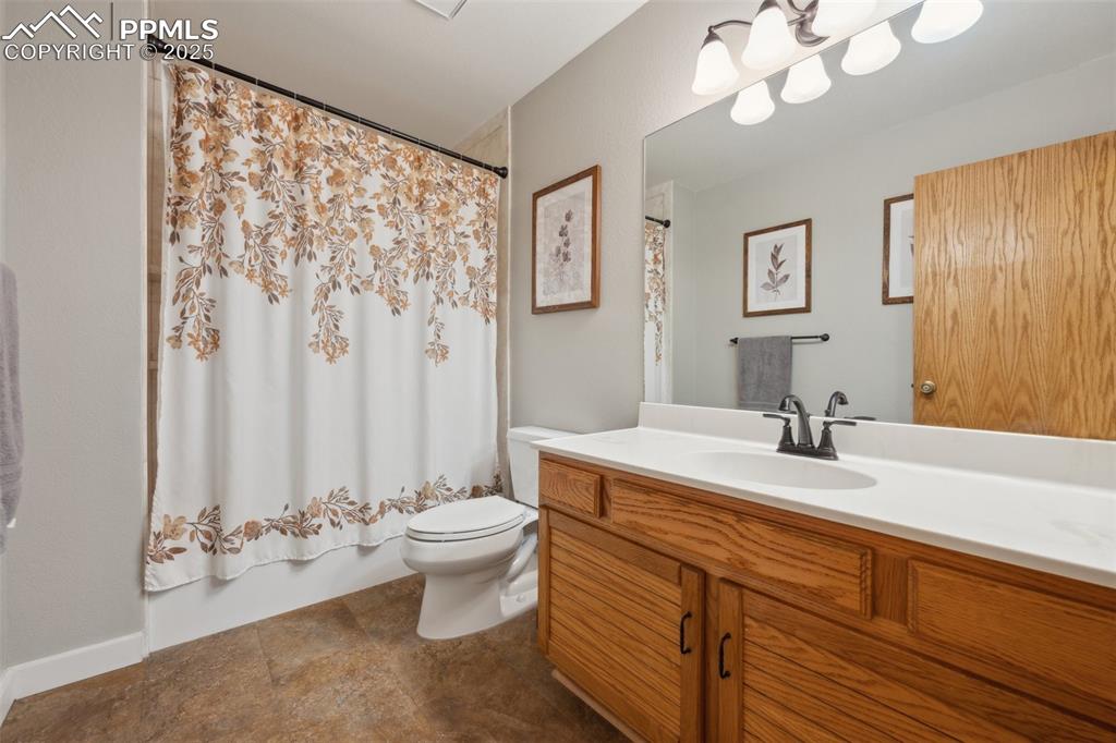 Image 23 of 49: Bathroom