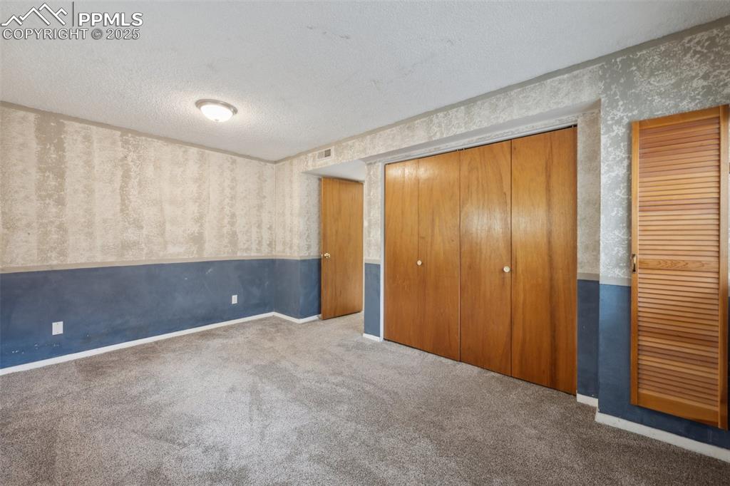 Image 41 of 49: Bedroom