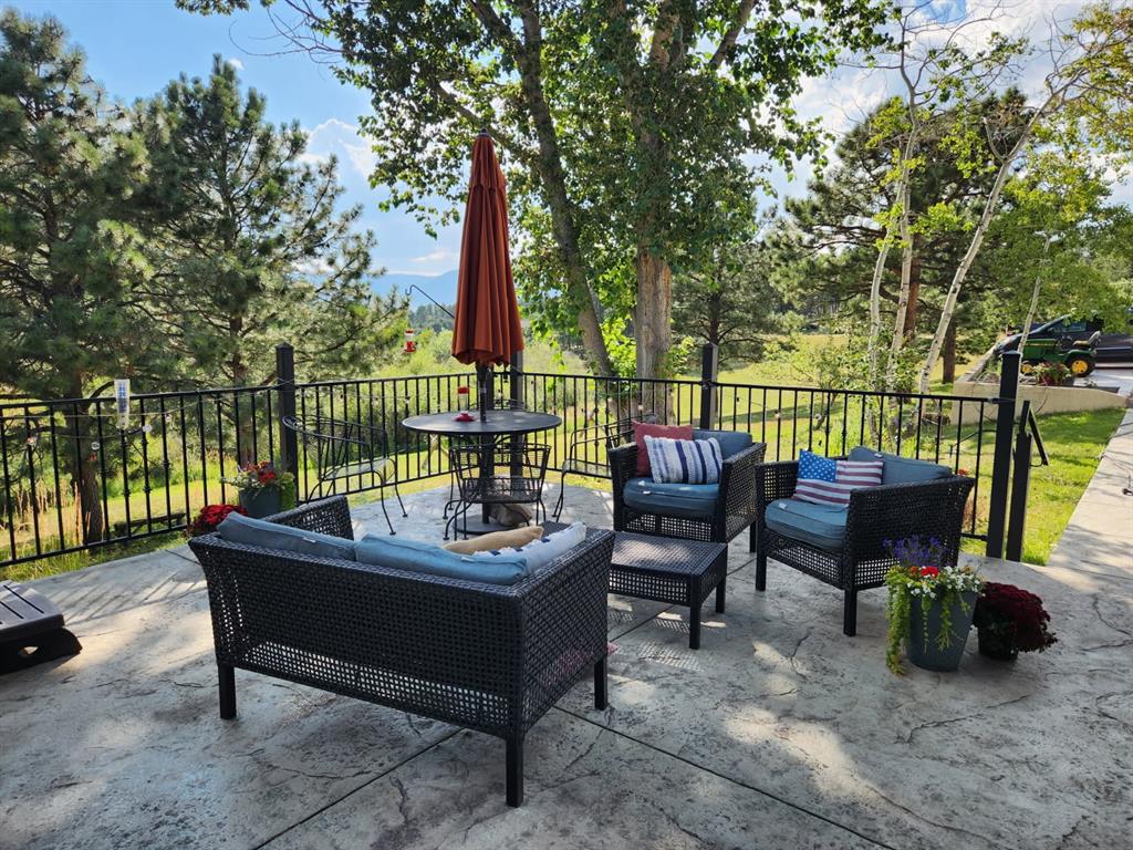 Image 16 of 25: Patio