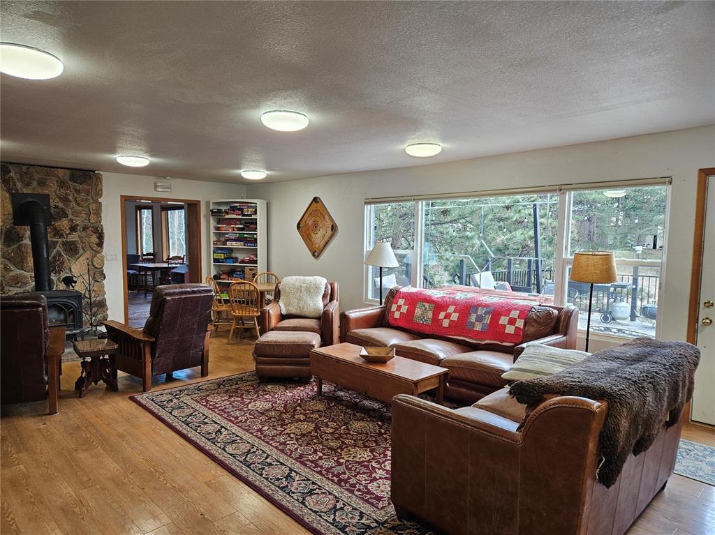 Image 5 of 25: Living Room
