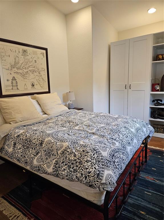Image 9 of 25: Bedroom