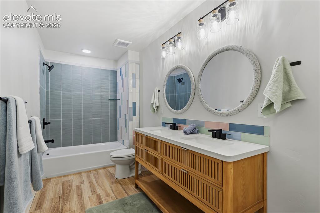 Image 41 of 49: Bathroom
