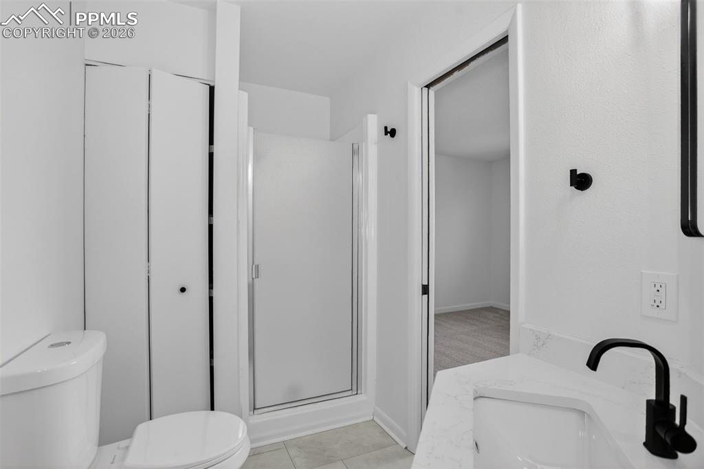 Image 18 of 30: Bathroom