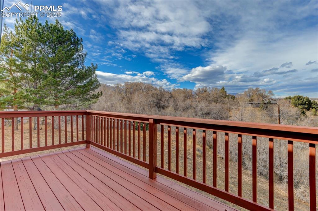 Image 29 of 30: Deck