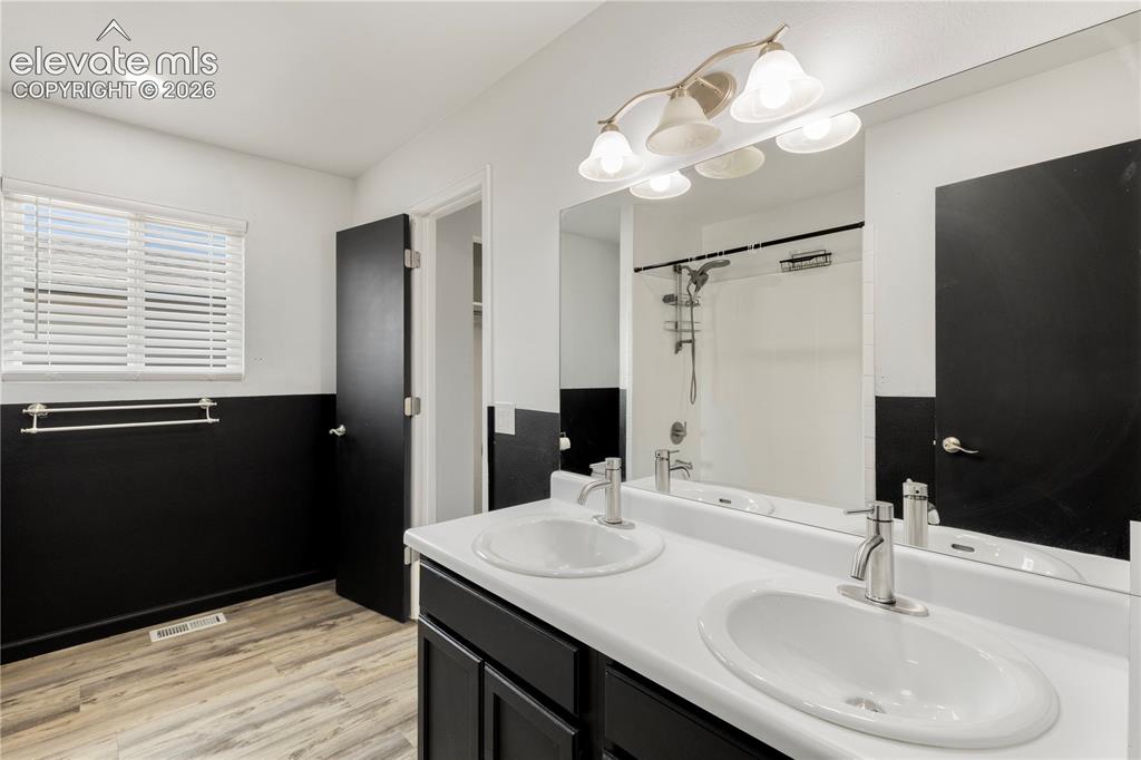Image 16 of 45: Bathroom