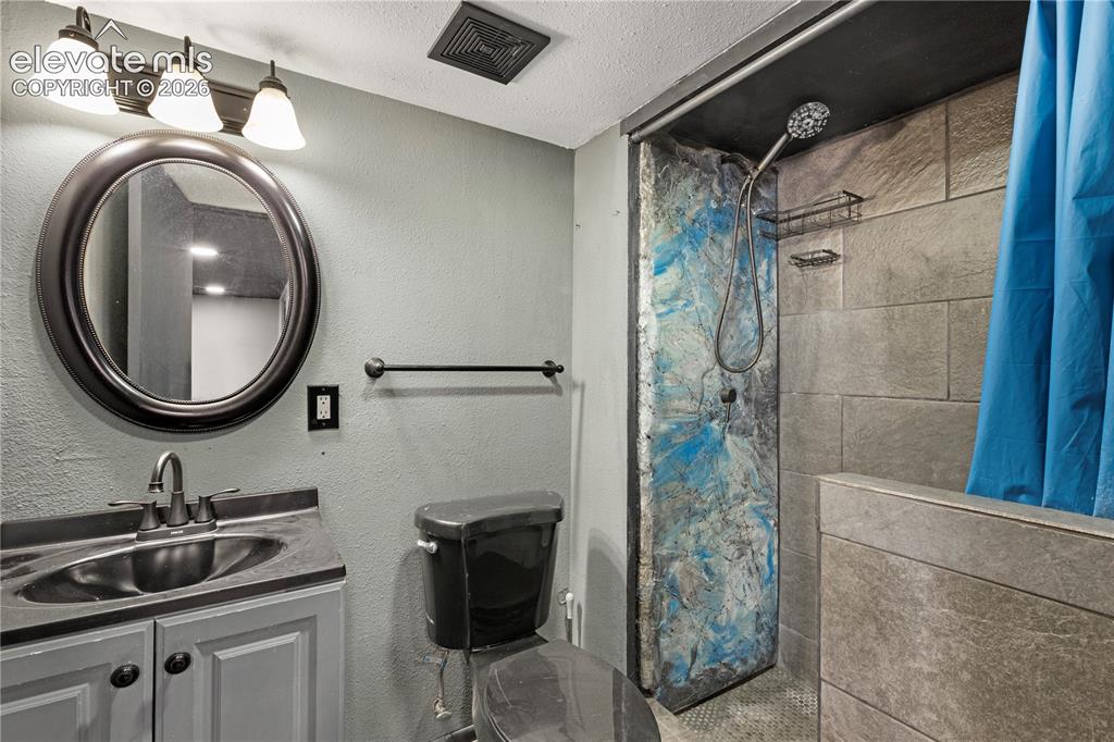 Image 17 of 45: Bathroom
