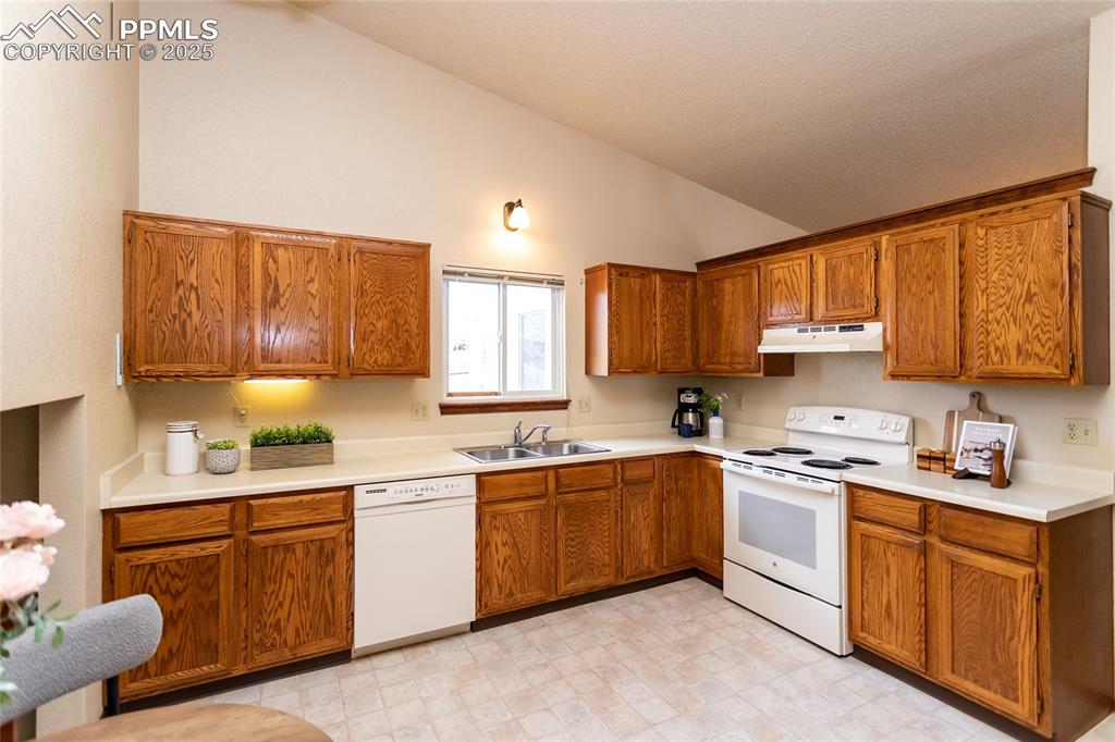 Image 14 of 46: Lots of counter space!
