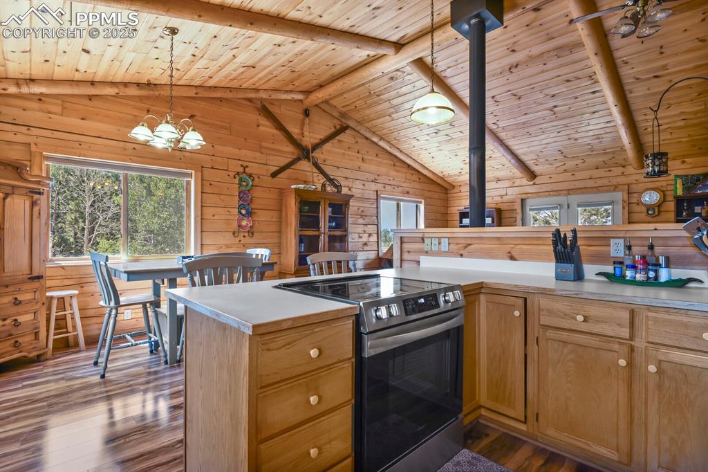 Image 10 of 49: Kitchen