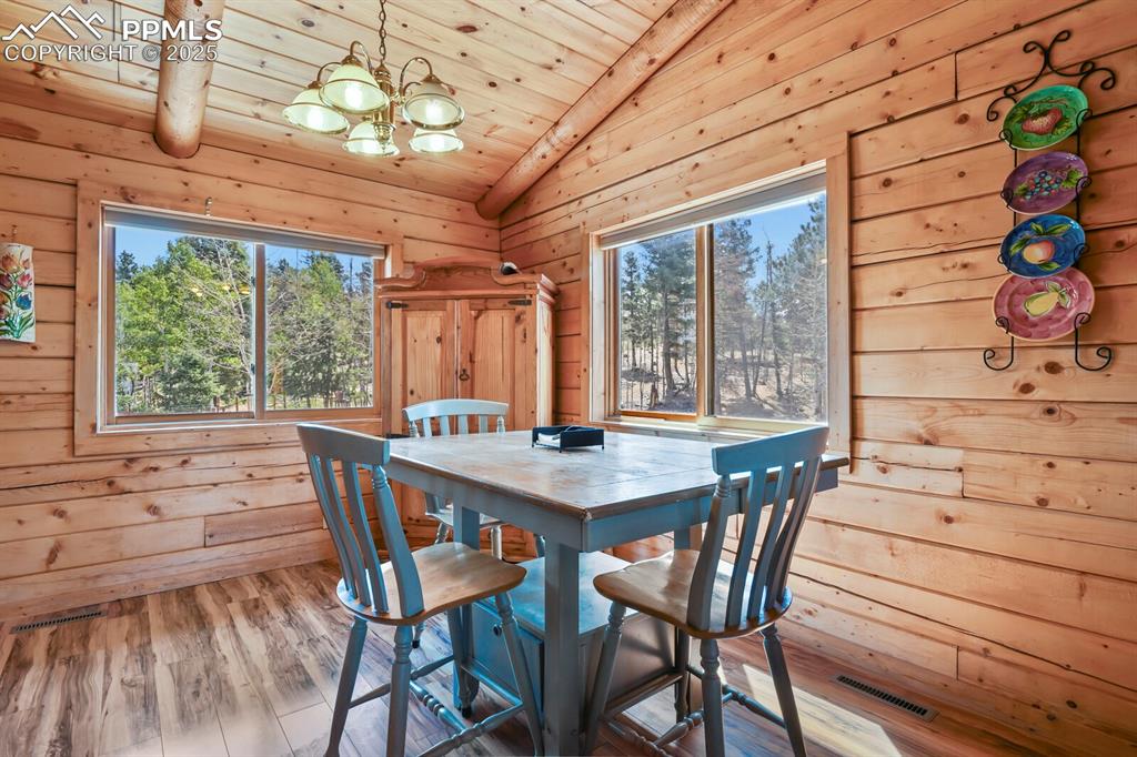 Image 14 of 49: Dining Area